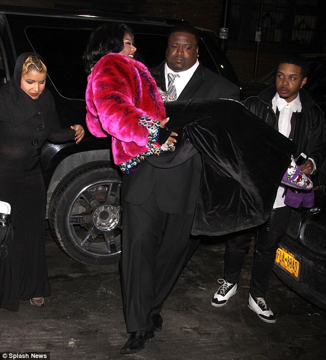 Lil Kim & Her Baby Bump!