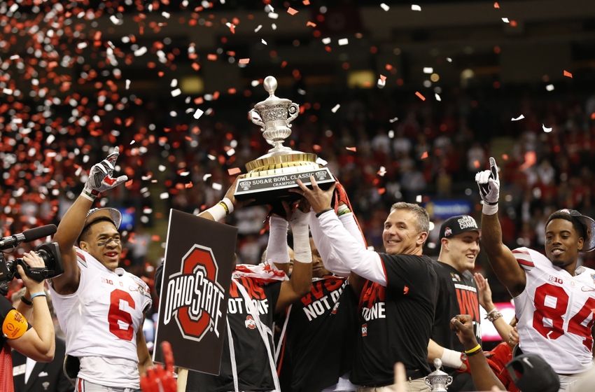 sugar-bowl-trophy-ezekiel-elliott-urban-meyer-ncaa-football-sugar-bowl-ohio-state-vs-alabama1-850x560