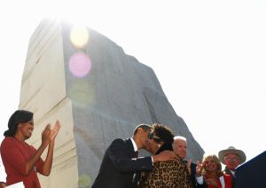 US President Barack Obama kisses soul di