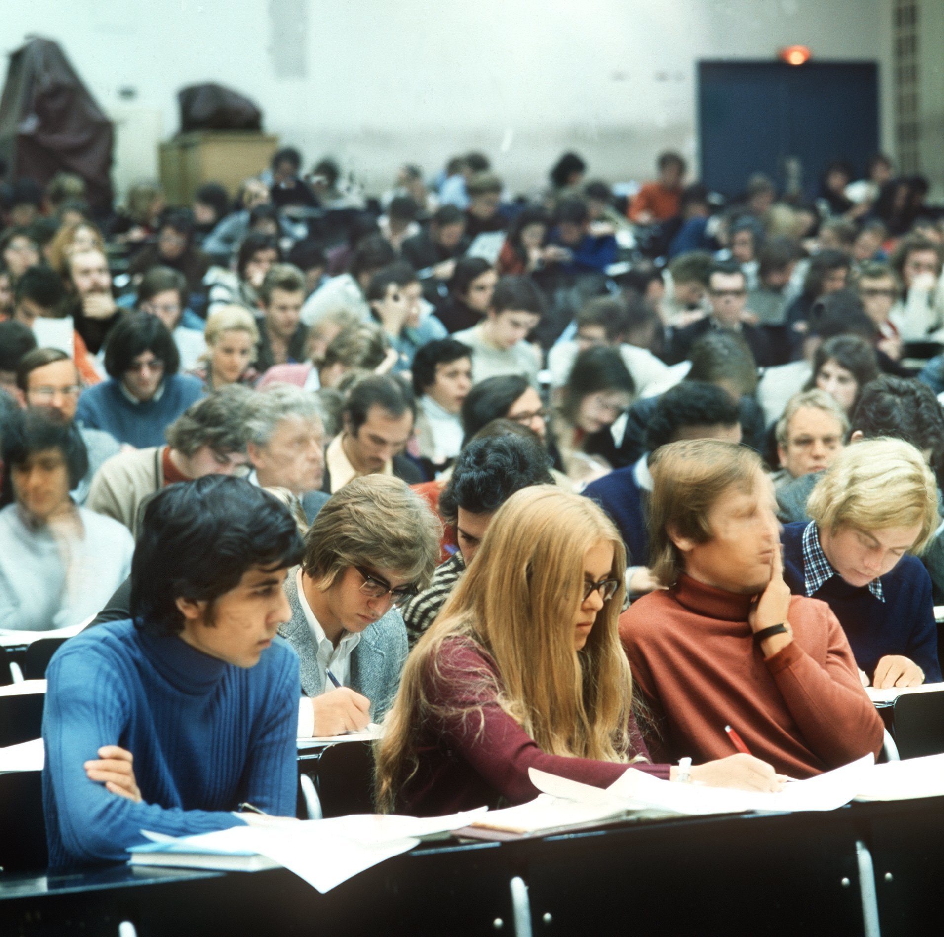 Studenten im Hörsaal der Frankfurter Universität