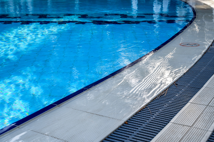 Pool edge of a large swimming pool with clean water